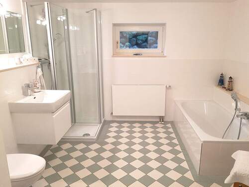 Großes Badezimmer im Untergeschoss - 