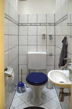Separates WC mit Waschbecken - 