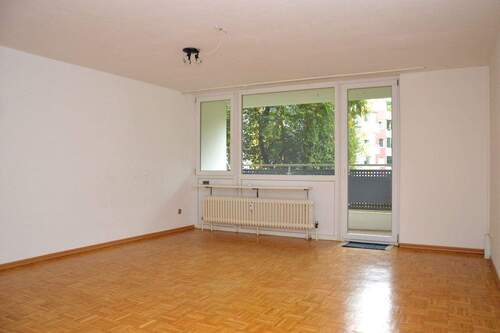 geräumiges Wohnzimmer mit Ausgang zum Balkon - 