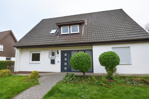 Frontansicht - Einfamilienhaus mit Einliegerwohnung und großem Grundstück, Wintergarten & drei Garagen