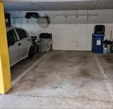 Tiefgaragen- Platz - 