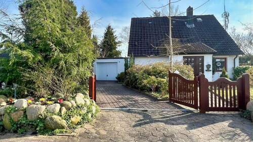 Garagenzufahrt - 4 Zimmer Einfamilienhaus in Reinbek