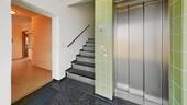 Treppenhaus mit Aufzug - 