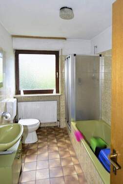 Tageslichtbad mit Wanne, Dusche, Waschbecken und WG im Erdgeschoss - 