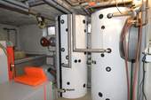 Zwei große Warmwasserspeicher - 