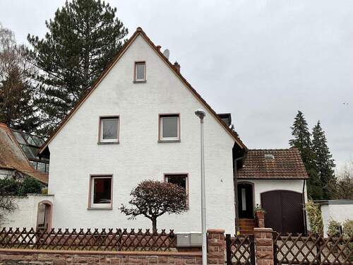 Haus Frontansicht - Großes zentralgelegenes Einfamilienhaus in Hanau