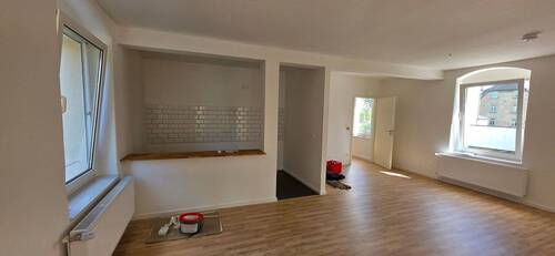 Wohnzimmer mit offener Küche - Etagenwohnung mit 65,00 m&sup2; in Limbach-Oberfrohna zur Miete