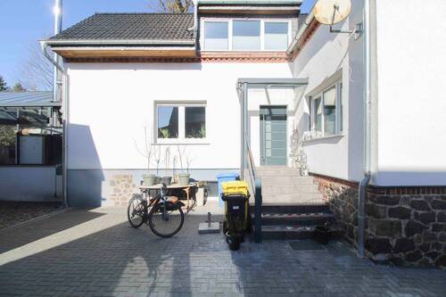 Hausansicht - Gehoben und neuwertig: 7-Zi.-EFH mit Garten in Burgstall