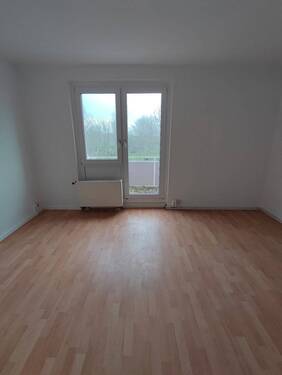 Wohnzimmer - Drei Zimmer mit Balkon zum kleinen Mietpreis