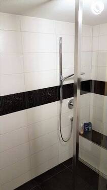 Dusche mit Trennwand und gefl. Ablage - 