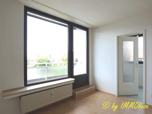 Blick zur Küche und Balkon - 