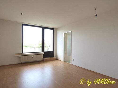 Wohnzimmer mit Blick zum Balkon - 