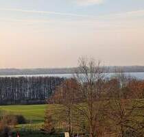 Seeblick & frisch saniert: Helle 3-Zimmer-Wohnung mit EBK, Wanne & Stellplatz - Leezen