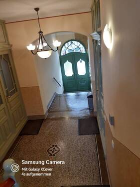 Treppenabgang und Haustür von innen - 