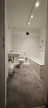 Bad mit Wanne und Dusche - 