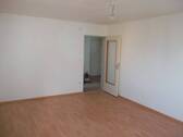 04_Wohnzimmer.JPG - 2 Zimmer Etagenwohnung in Nürnberg