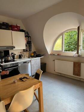 Küche mit Fenster - 1 Zimmer Etagenwohnung in Hannover