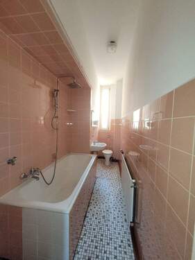 Bad mit Wanne und Fenster - 