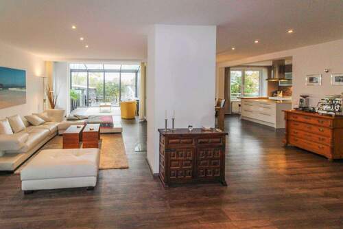 Wohnzimmer und Wintergarten - 1 Zimmer Einfamilienhaus in Felsberg