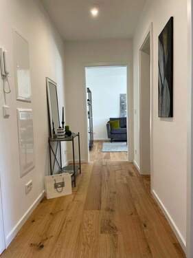 Flur mit Eingangstür - 