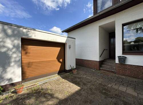 Eingangsbereich & Garage - 6 Zimmer Einfamilienhaus in Hamburg