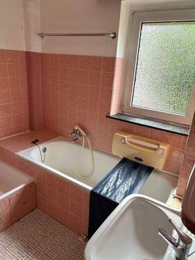 seperates Bad mit Dusche und Badewanne - Mehrfamilienhaus, Wohnhaus mit 113,90 m² in Altenholz zum Kaufen