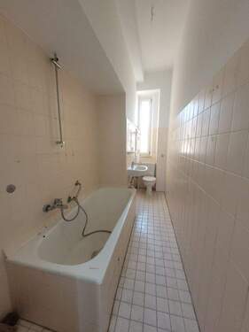 Bad mit Wanne, WC und Fenster - 