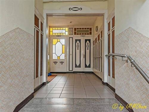 Einladender Hausflur - 6 Zimmer Mehrfamilienhaus, Wohnhaus zum Kaufen in Frankenberg