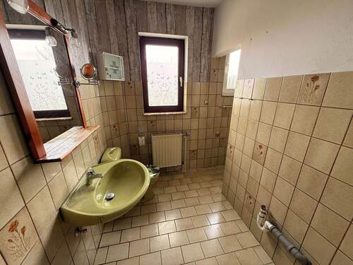 16 Badezimmer linke Hälfte - 