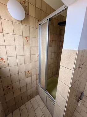 17 Badezimmer mit Dusche linke Hälfte - 