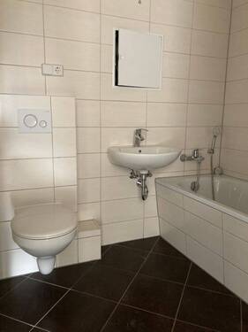 Bad mit Wanne - 