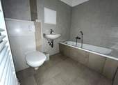 Bad - Frisch saniertes Bad mit Wanne - 335,00 EUR Kaltmiete, ca.  66,90 m² Wohnfläche