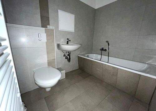 Bad - Frisch saniertes Bad mit Wanne - 335,00 EUR Kaltmiete, ca.  66,90 m² Wohnfläche