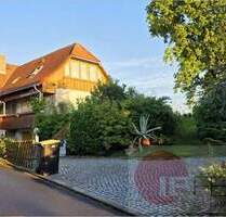 Last-Minute-Chance: Gepflegtes & modernisiertes Zweifamilienhaus mit 2 Terrassen, 2 Garagen, Carport - Thiendorf / Sacka