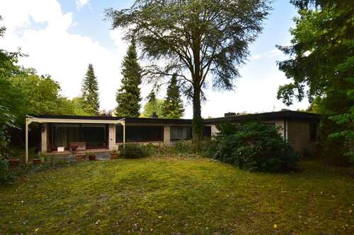 Objekt Ansicht Rückseite.jpg - Trittau - Großzügiger Flachdachbungalow mit Gartenparadies in ruhiger Sackgassenlage