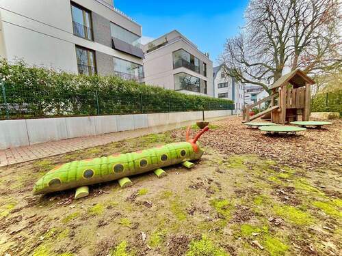Angrenzender Spielplatz - 
