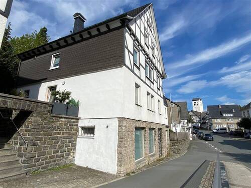 Straßen-Ansicht - 9 Zimmer Mehrfamilienhaus, Wohnhaus zum Kaufen in Schmallenberg