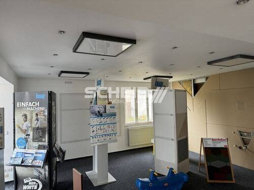 Showroom mit Teppichboden - 