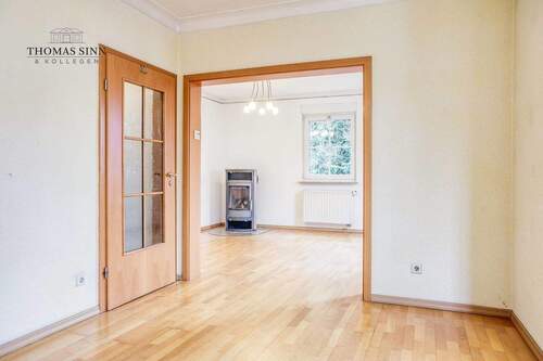 EG: Blick ins Wohnzimmer - 