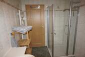 Bad mit Dusche und Fenster EG - 