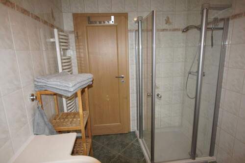 Bad mit Dusche und Fenster EG - 