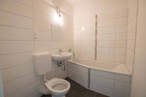 Bad - 6 Zimmer Etagenwohnung zur Miete in Halle (Saale)