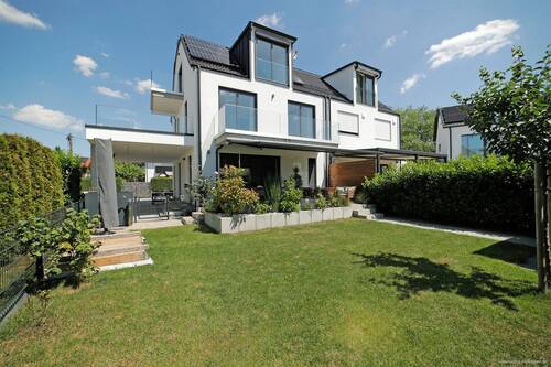 weitläufiger Garten - BrunnthalWaldbrunn: Moderne Doppelhaushälfte (BJ 2021) mit 5 Zimmern und sonnigem Garten!