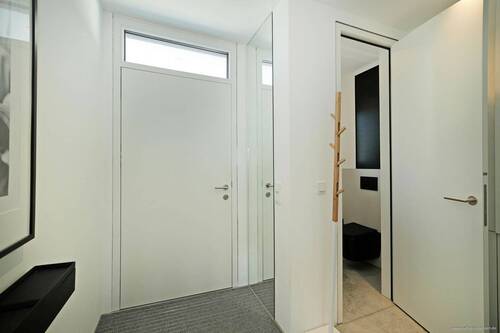 Eingangsbereich mit Gäste-WC - 5 Zimmer Doppelhaushälfte zur Miete in Brunnthal