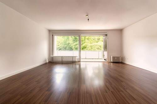 Wohn-/ Essbereich - Verbessert - (KI generiert) - 3 Zimmer Etagenwohnung zum Kaufen in Hamburg