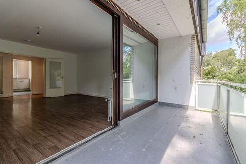 Balkon + Wohn-/ Essbereich - 