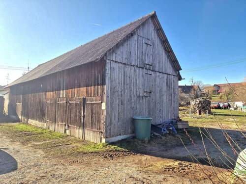 Objektansicht mit Scheune - Großes Grundstück in zentraler Ortslage von Bad Schussenried -OT Reichenbach