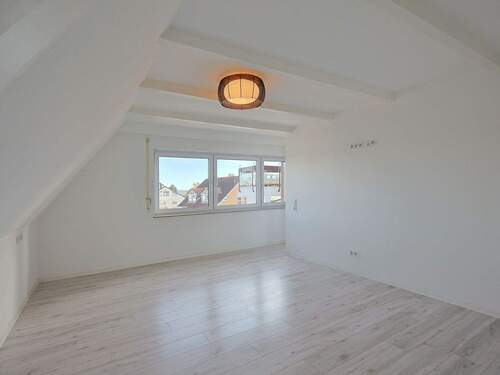 Geräumiges Schlafzimmer mit Ankleide und Bad en Suite - 