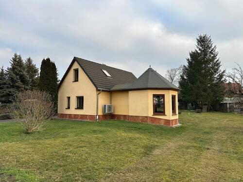 Hausansicht mit Wintergarten - 2 Zimmer Einfamilienhaus in Grimma