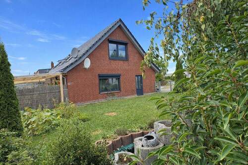 Objektansicht mit Vorgarten - 5 Zimmer Mehrfamilienhaus, Wohnhaus in Fehmarn / Landkirchen auf Fehmarn